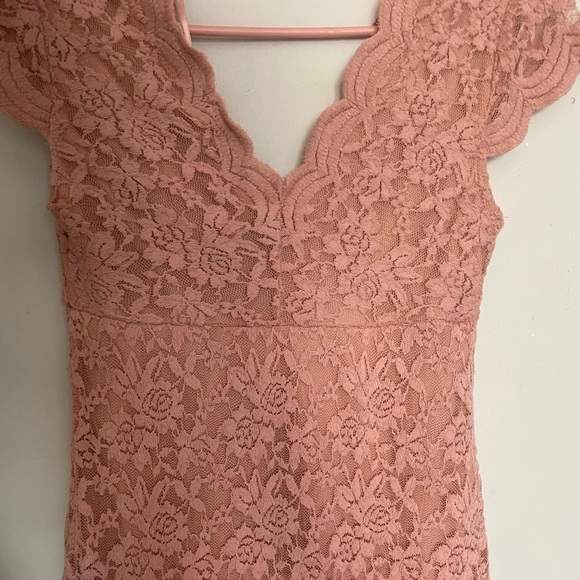 Pink lace dress - Picture 3 of 5